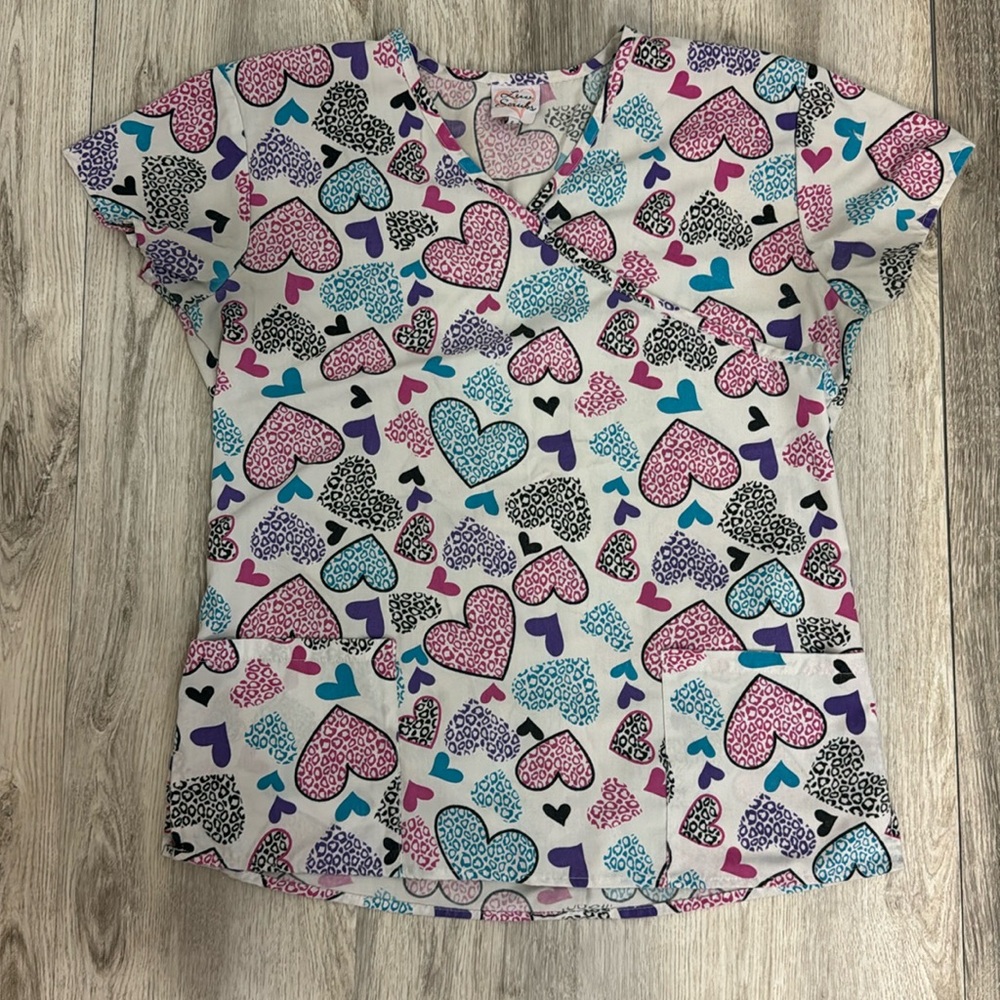 Luv Scrubs women’s small heart scrub top